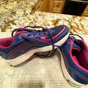 Women’s 7. 1/2 Ryka tennis shoes.